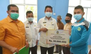 Gubernur Isdianto didampingi Sekda dan anggota DPRD Kepri memberikan bantuan pada warga dan masyarakat Anambas
