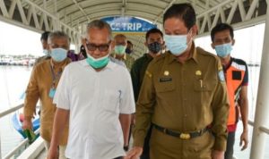 Isdianto bersama rombongan melihat secara langsung tata ruang laut di seputaran pelabuhan Batam Centre Kamis 10 September 2020.