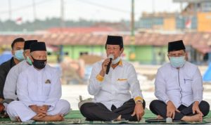Isdianto didamping Sekda dan Ketua LAM Kepri saat menyampaikan sambutan