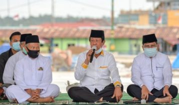 Isdianto didamping Sekda dan Ketua LAM Kepri saat menyampaikan sambutan