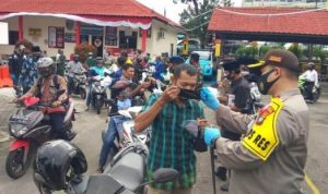 Kapolres Tanjungpinang AKBP.M.Iqbal saat memasangkan Masker dalam Operasi Yustisia di Mapolres Tanjungpinang