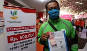 Kemensos kembali menyalurkan Bantuan Sosial Tunai BST kepada Keluarga Penerima Manfaat KPM senilai Rp. 500.000 September ini.