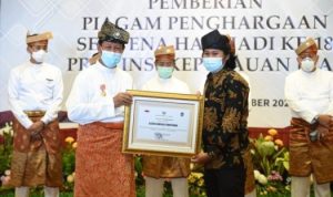Ketua AJI Tanjungpinang Jailani Saat menerima Penghargaan dari Gubernur Kepri Isdianto