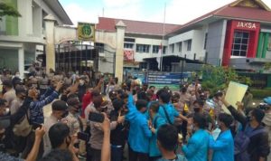 Mahasiswa UMRAH Saat menggelar Aksi Demo di Kejaksaan Negeri Tanjungpinang