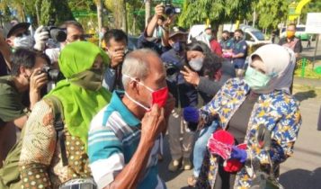 PLT.Wali Kota Tanjungpinang Hj.Rahma saat membagikan Masker pada warga Tanjungpinang.