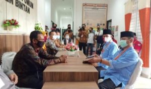 Pasangan Calon Alias Wello Dalmasri Syam saat mendaftar di KPU Bintan