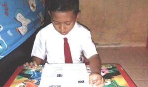 Seorang siswa SD saat mengukuti Sekolah dan pembelajaran secara Daring sistim online dari rumah di saat pandemi COVID 19