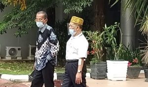 Tersangka Azman Taufik mantan Kepala PTSP Kepri istirahat makan siang bersama pengacatanya usai diperiksa Penyidik Kejaksaan Tinggi Kepri.