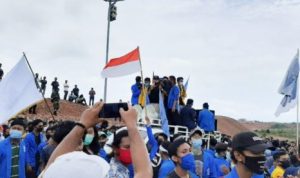Aksi demo Mahasiswa bergabung dengan Buruh Batam menolak UU Omnibus Low di DPRD Kepri