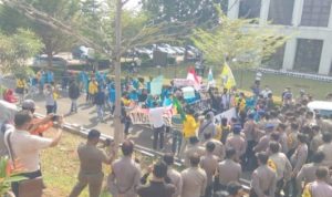 Aksi massa unjukrasa mahasiswa saat melakukan aksi di Depan gedung kantor Gubernur Kepri di Dompak.