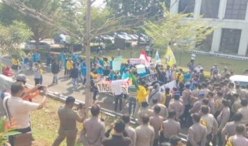 Aksi massa unjukrasa mahasiswa saat melakukan aksi di Depan gedung kantor Gubernur Kepri di Dompak.