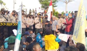 Kapolres Tanjungpinang AKBP.Fernando saat melakukan dialog demgam mahasiswa pendemo Omnibus Low Di kantor Gubernur Kepri
