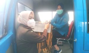 Kepala Kejaksaan negeri Tanjungpinang Aheliya Abustam saat di tes Urin BNN Kota Tanjungpinang