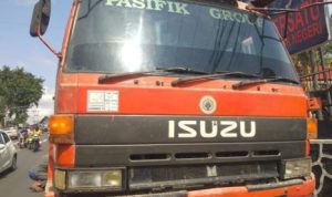 Mobil Pompa Beton Isuzu BP 9817 TU milik PT.Pasifik Group menabrak pintuk gerbang Mapolres Tanjungpinang.1