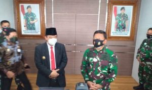 Panglima Komando Gabungan Wilayah Pertahanan Pangkogabwilhan I Laksmana Madya TNI I Nyoman Gede Ariawan bersama Pjs Gubernur Kepri Bahtiar Baharuddin.