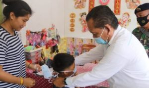 Pjs Bupati Bintan Buralimar saat memasangkan Masker pada salah seorang anak di Bintan