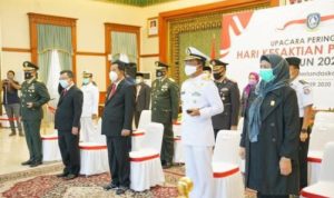 Pjs Gubernur Kepri Bahtiar dan sejumlah Pejabat Pertikal Provinsi Kepri saat menghadiri Upacara Hati Kesaktian Pancasila secara Virtual di Gedung Daerah Tanjungpinang