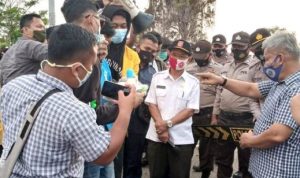 Tak Kunjung Ditemui Gubernur Mahasiswa beri hadiah Pempers dan Botol susu ke Pjs Gubernur Kepri