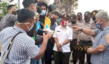 Tak Kunjung Ditemui Gubernur Mahasiswa beri hadiah Pempers dan Botol susu ke Pjs Gubernur Kepri Tak Kunjung Ditemui Gubernur Mahasiswa beri hadiah Pempers dan Botol susu ke Pjs Gubernur Kepri