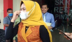 Tersangka Rini Pratiiwi saat keluar dengan Pengacaranya dari Ruang penyidik Satresnarkoba kota Tanjungpinang usai menjalani pemeriksaan scaled