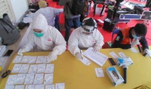 Tim Medis Gugus Tugas COVID-19 Kepri saat melakukan Uji Rapid Test di Gedung Daerah Tanjungpinang.