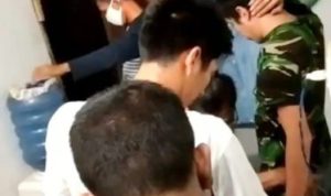 Anggota Satresnarkoba saat melakukan pemeriksaan dan penggeledahan di rumah Sy dan Nr serta menemukan barang bukti Narkoba.