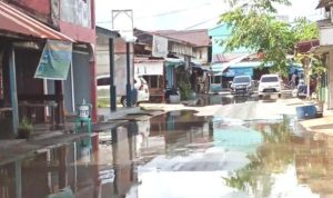 Banjir Rob Landa Tanjung Uban Air Laut Meluap hingga ke Jalan
