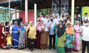 Cagub kepri Soerya Respationo bersama warga Desa Tanjung Kelit Senayang Lingga