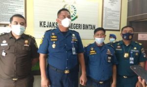Kepala Kantor PLP Kelas II Tanjung Uban Handri bersama penyidik PPNS KPLPL saat menyerahkan berkas prkaram tersangka dan barang bukti Kasus pelayaran ke Kejaksaan Bintan