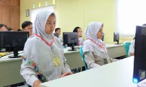 Para pelajar SMK saat melaksanakan pelajaran komputer sebelum pandemi COVID 19.