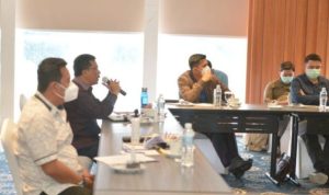 Pjs Gubernur Kepri Bahtiar Baharuddin dan Sekda Kepri TS.Arif Fadillah saat meggelar rapat persiapan Lounching 5 juta Masker yang akan dilaksanakan Mendagri Tito Karnavian besok