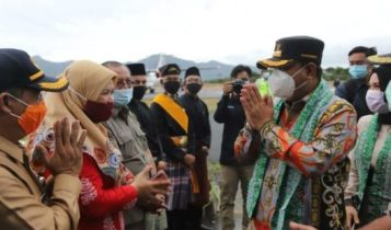 Pjs Gubernur Kepri Bahtiar Baharudin disambut masyarakat saat sampai di Bandara Letung Kabupaten Anambas.