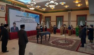 Pjs Gubernur Kepri Bahtiar Baharudin saat melantik 2 Pejabat Eselon II di provinsi Kepri 5 Jabatan OPD lagi Masih kosong
