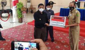 Pjs.Gubernur Kepri Bahtiar saat membagikan Bantuan Masker ke bupati Natuna Hamid Rizal di Natuna scaled