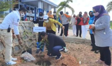 Pjs.Gubernur Kepri Bahtiar saat menenaman Pohon buah Durian di Dompak Pjs.Gubernur Kepri Bahtiar saat menenaman Pohon buah Durian di Dompak