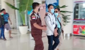 Tersangka Arif Jailani saat tiba di Bandara RHF Tanjungpinang.