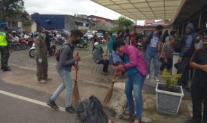 Tidak Pakai Masker Keluar Rumah Sejumlah Warga Tanjungpiang disanksi Kerja Sosial menyampu Jalan
