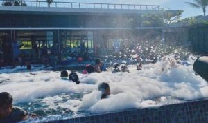 Wisatwan Lokal saat menikmati mandi Busa di fasilitas wisata Cassia Bintan saat Libbur Panjang
