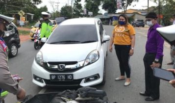 Aparat Satlantas Polres Tanjungpinang saat melakukan olah TKP tabrak lari dengan korban dua gadis remaja beberapa waktu lalu. Aparat Satlantas Polres Tanjungpinang saat melakukan olah TKP tabrak lari dengan korban dua gadis remaja beberapa waktu lalu.