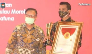 Bupati Bintan Apri Sujadi saat menerima anugerah kategori wilayah perbatasan terinovatif se Indonesia 2020 dari Mendagri RI Muhammad Tito Karnavian. Bupati Bintan Apri Sujadi saat menerima anugerah kategori wilayah perbatasan terinovatif se Indonesia 2020 dari Mendagri RI Muhammad Tito Karnavian.