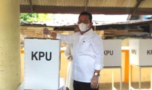 Calon gubernur Kepri Ansar Ahmad dan Isteri saat menyalurkan Hak Pilihnya di TPS 02 Kelurahan Melayu Kota Piring MKP Tanjungpinang e1607486902810