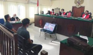 Dua saksi Penangkap anggota Polisi saat memberi keterangan terhadap oknum anggota Polisi Pengedar dan penjual Narkoba di PN Tanjungpinang.