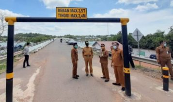 Isdianto bersama Sekda Kepri TS.Arif Fadillah dan Kepala dinas PUPR Kepri saat melakukan peninjuan Jembatan Badrul Alamsyah atau Jembatan II Dompak.