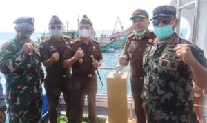 Kajati Kepri Hari Setiono secara simbolis menekan tombol sirene yang didampingi Kajari Karimun Asintel Kejati Kepri Kasipenkum dan pemeriksa bidang intelijen.