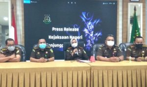 Kejari Tanjungpinang saat konfrensi pres terkait penetapan YR ASN Pemko Tanjungpinang sebagai tersangka korupsi BPHTB
