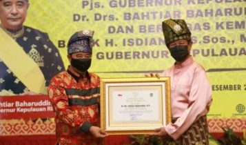 Kembali Aktif Jalankan Tugas Gubernur Isdianto beri penghargaan dan angkat Bahtiar jadi penasehat pemerintahan dan pembangunan Kepri
