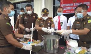 Kepala Kejaksaan Bintan dan Staf saat memusnahkan barang Bukti Narkoba dan barang bukti lain tindak pidana Umum dan Khusus di Kejaksaan negeri Bintan