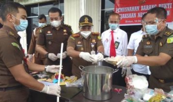 Kepala Kejaksaan Bintan dan Staf saat memusnahkan barang Bukti Narkoba dan barang bukti lain tindak pidana Umum dan Khusus di Kejaksaan negeri Bintan Kepala Kejaksaan Bintan dan Staf saat memusnahkan barang Bukti Narkoba dan barang bukti lain tindak pidana Umum dan Khusus di Kejaksaan negeri Bintan