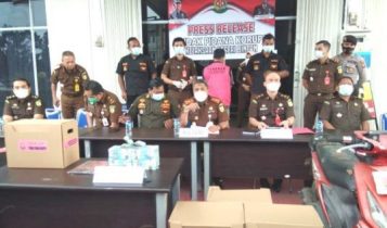 Kepala Kejaksaan negeri Bintan Sigit Prabowo dan Kepala Seksi Intel Pidana Khusus dan Umum saat melakukan Presrilies Kepala Kejaksaan negeri Bintan Sigit Prabowo dan Kepala Seksi Intel Pidana Khusus dan Umum saat melakukan Presrilies