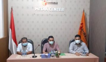 Ketua Bawaslu Kabupaten Bintan Febriadinata bersama penyidik Polres dan Komisioner bawaslu lainya